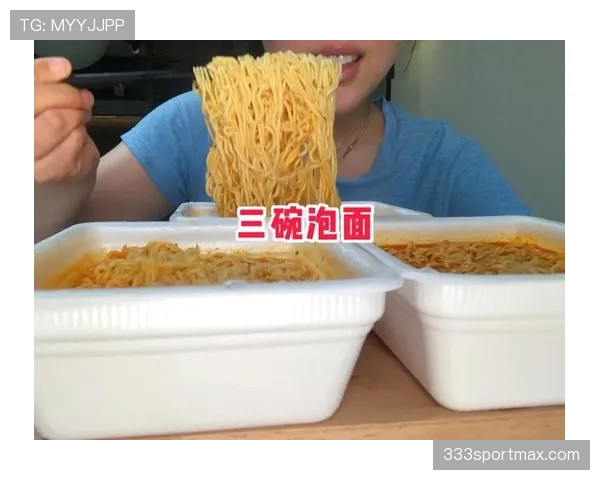 蔡赟家里的餐桌一摆,普通人那碗泡面都羞于露脸 蔡赟家里的餐桌一摆,普通人那碗泡面都羞于露脸